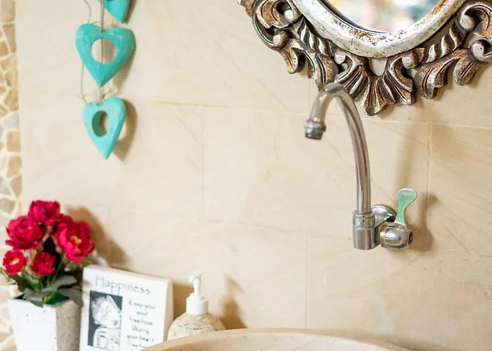 Alamanda, Location And Close To Restaurants Семиньяк