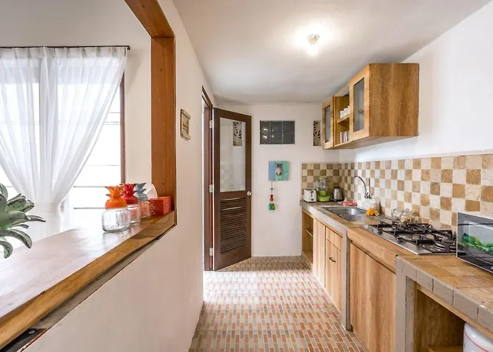 Alamanda, Location And Close To Restaurants Семиньяк